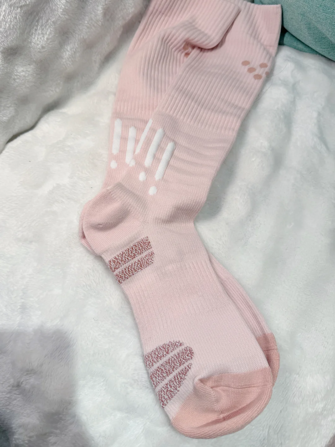 这双粉色长袜也太懂甜妹了吧