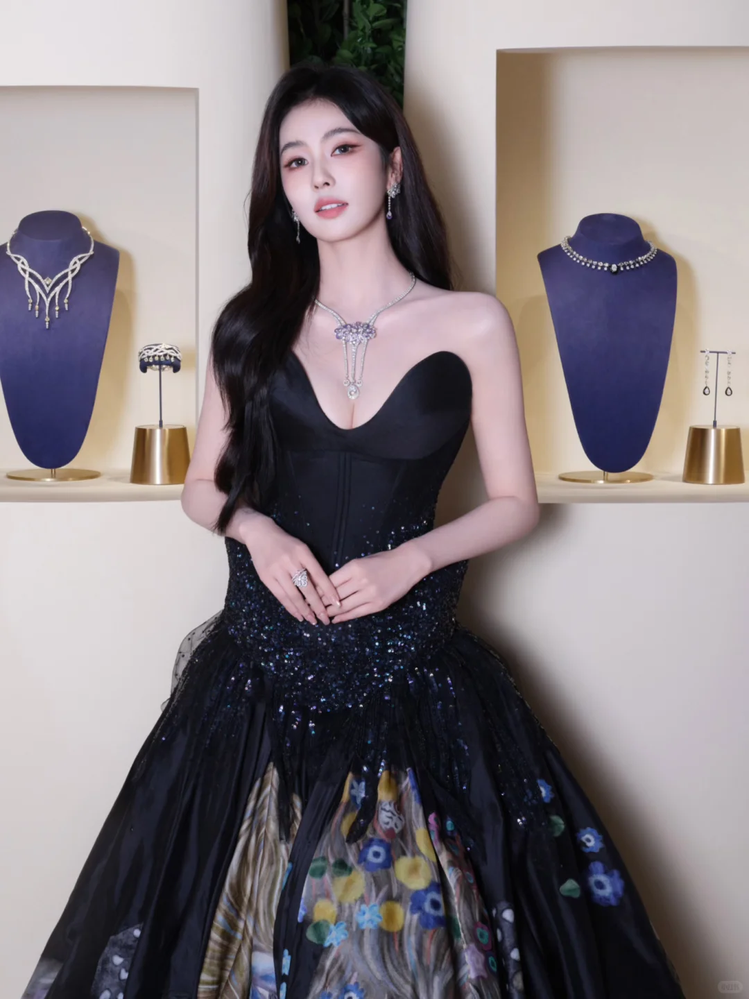 白鹿解锁新高定！好身材根本藏不住～