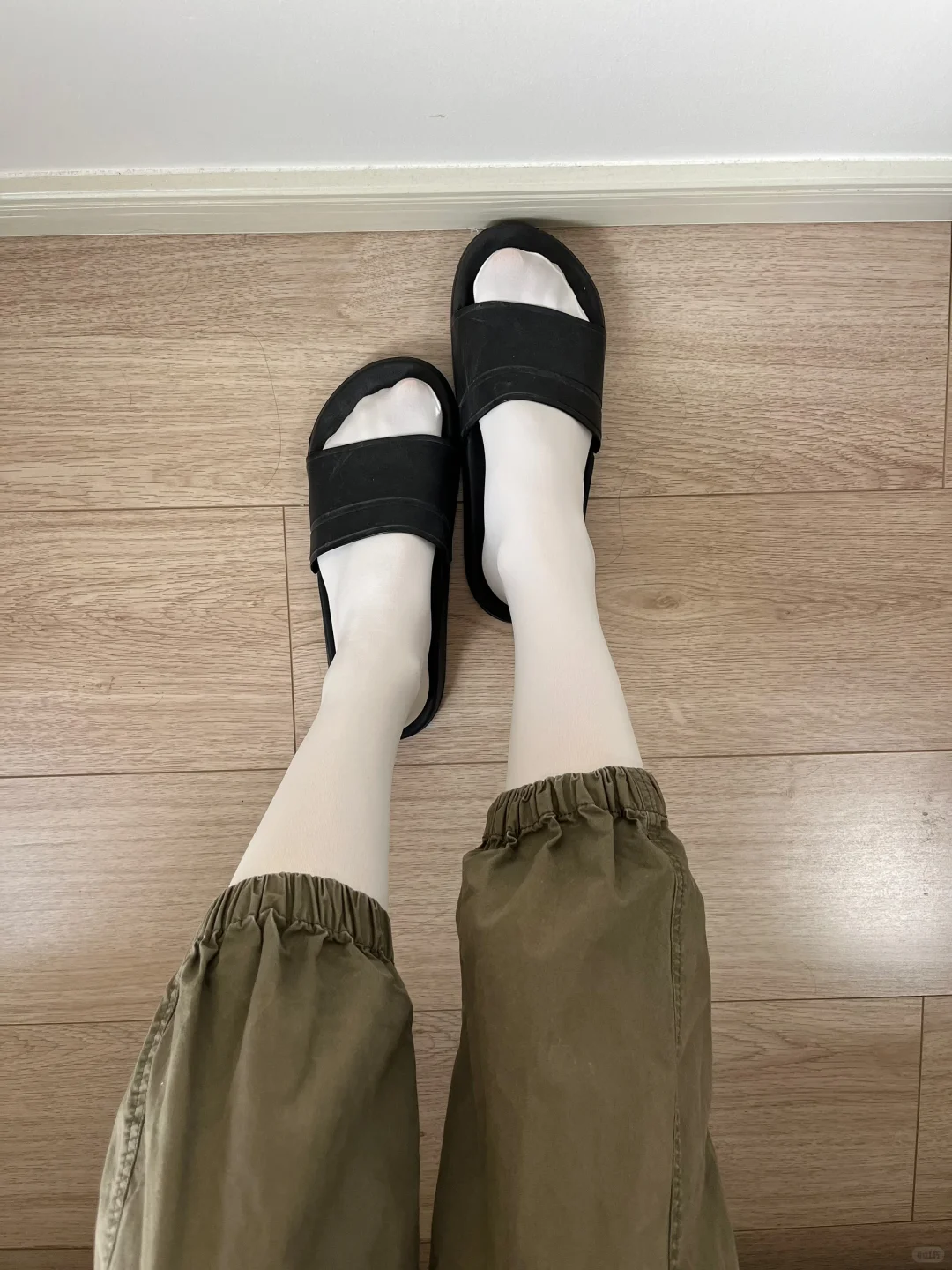 肉乎乎的jio穿白丝袜配拖鞋……