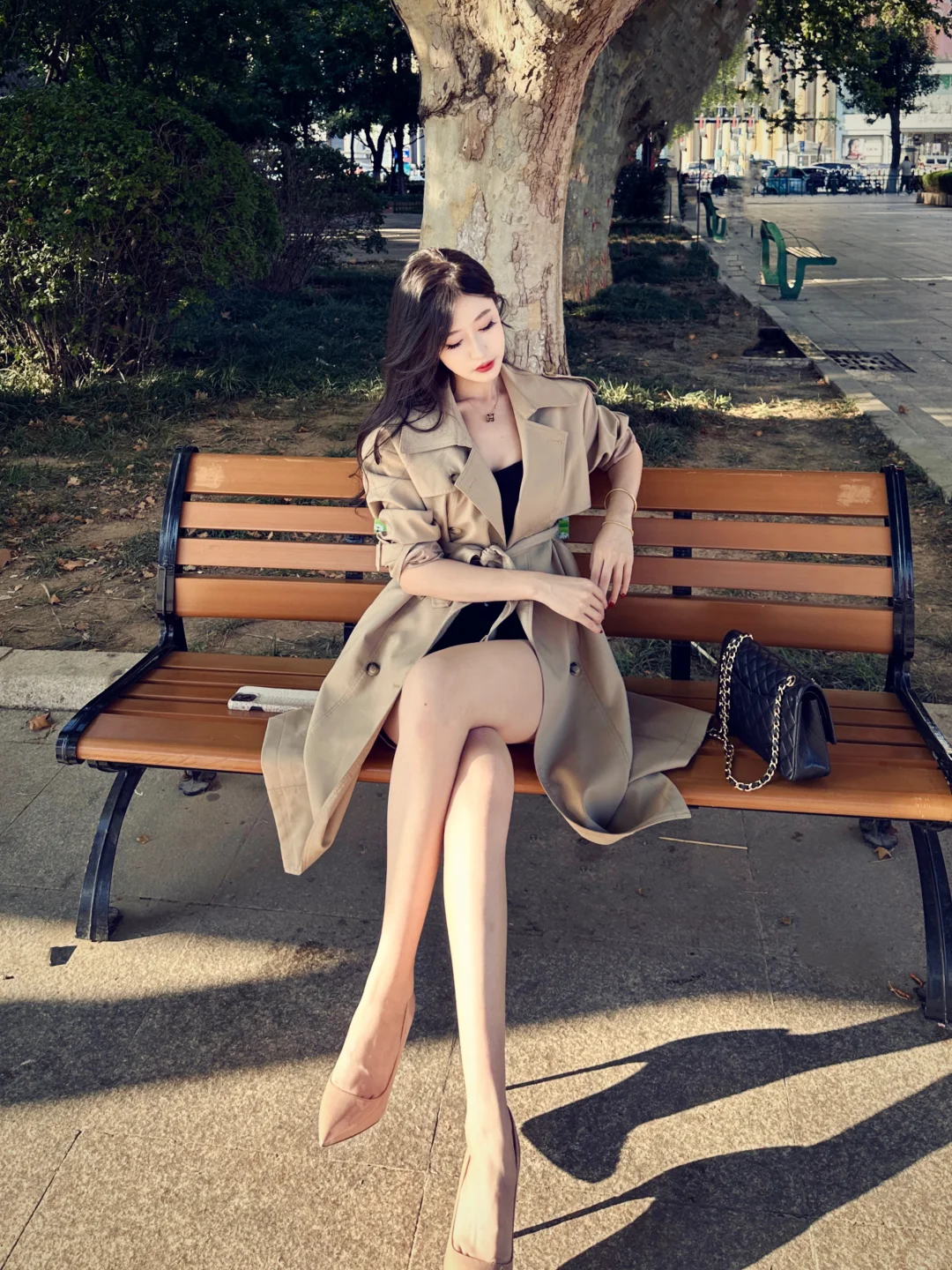 穿风衣配红底高跟鞋 做气质女人