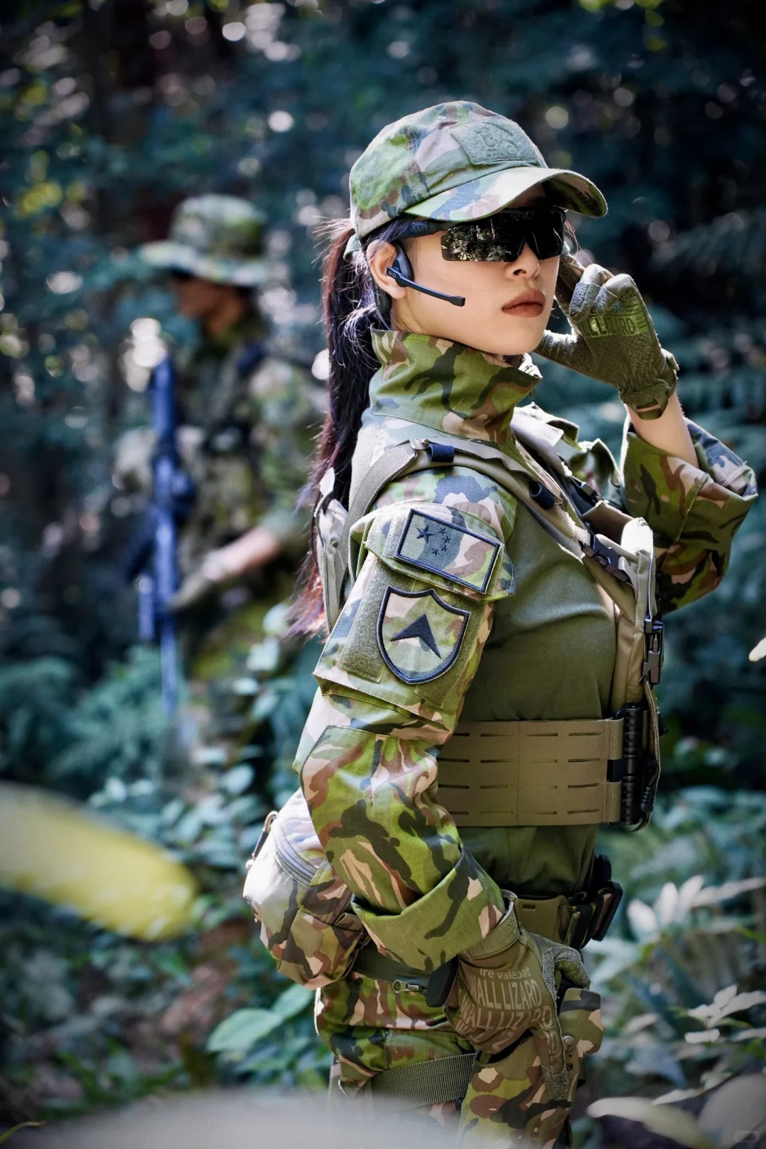 女生穿迷彩简直不要太酷