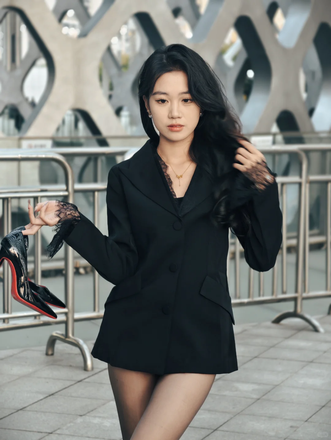 奇怪了，袜子怎么破掉了，还是继续坚持出片