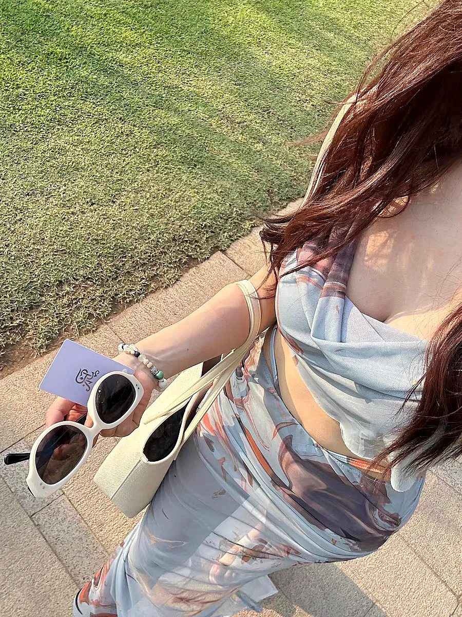 在三亚沙滩刚坐下，摄影师和路人的镜头就没