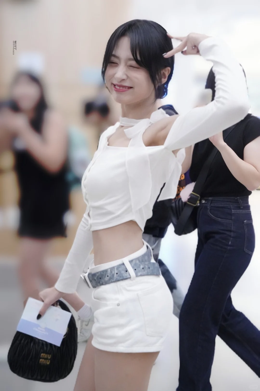 Ahyeon郑雅娴机场私服，这个腰就是这么细