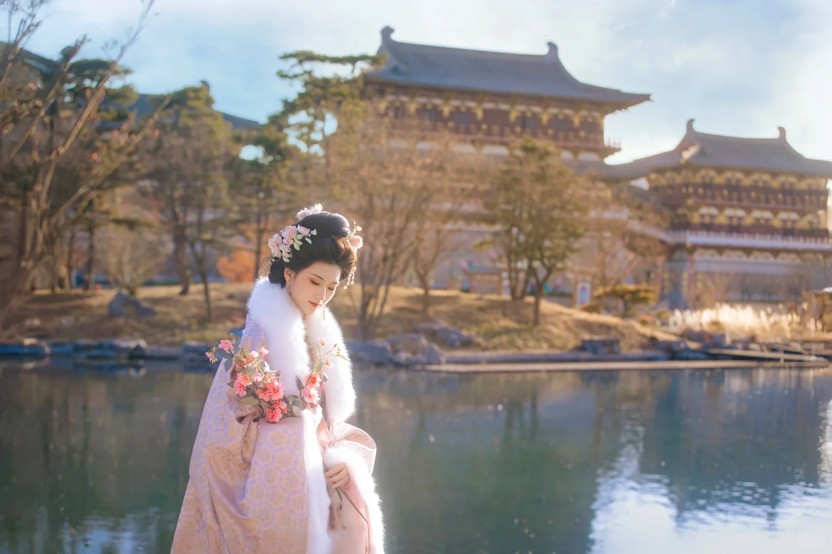 浣花溪上见卿卿，眼波明、黛眉轻…