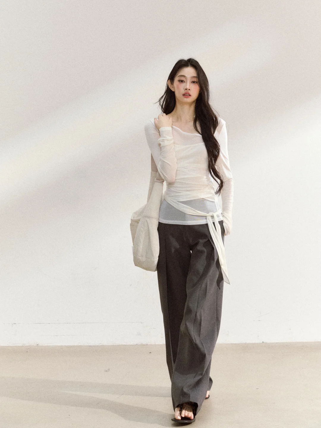 初秋穿搭*白色长袖与灰色西裤