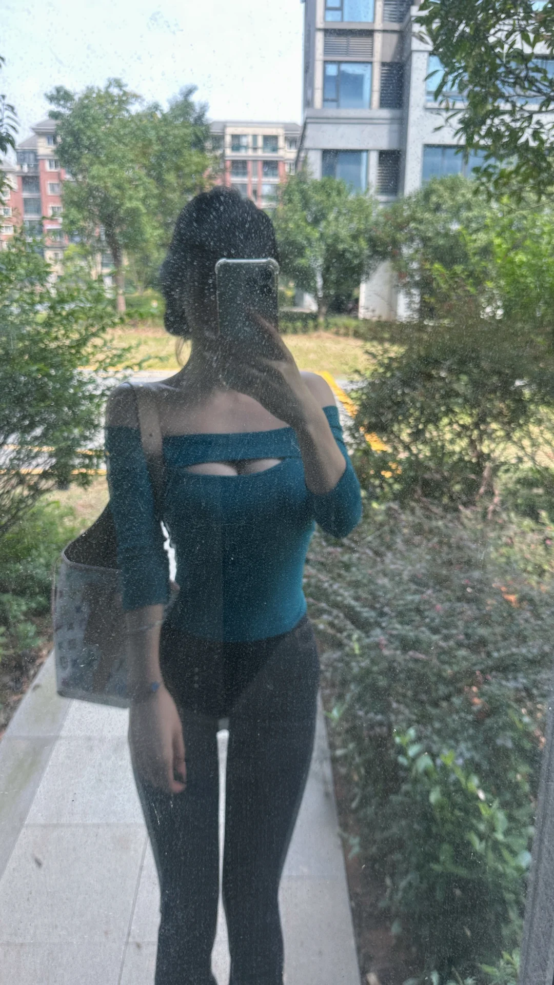 实况下的孔雀蓝上衣承托的绝美身材！！