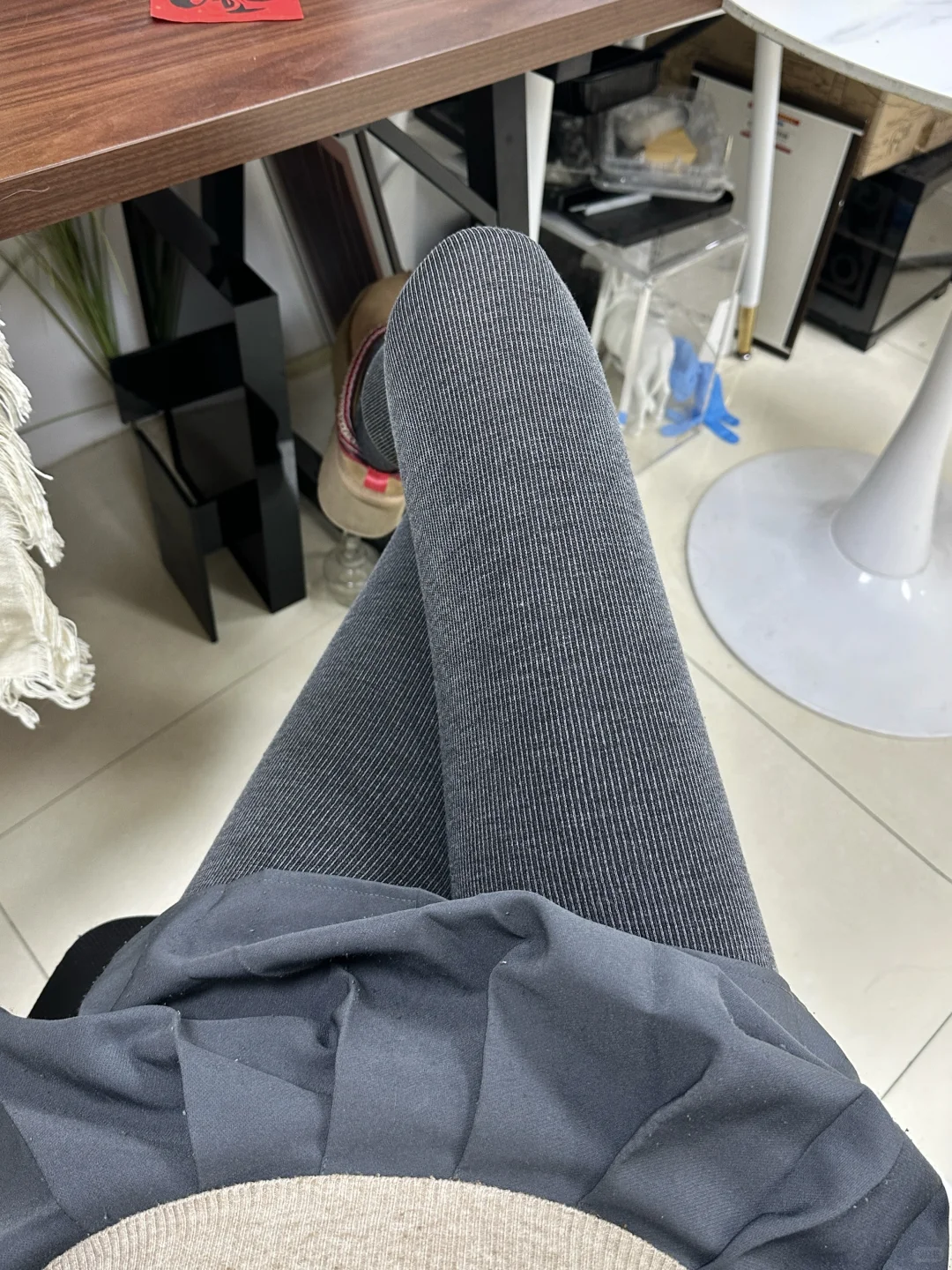 灰色连裤袜果真是秋冬穿搭氛围感神器!