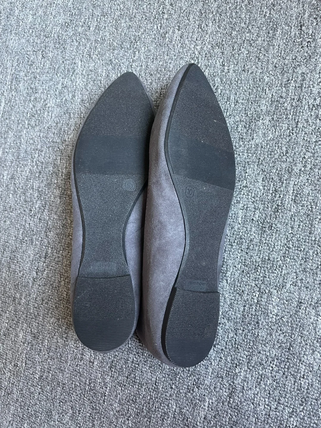 老海军灰色绒面大码女尖头平底鞋