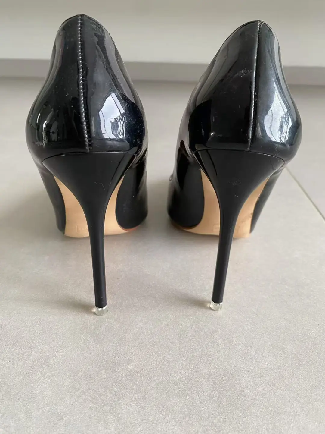 漆皮浅口细高跟鞋