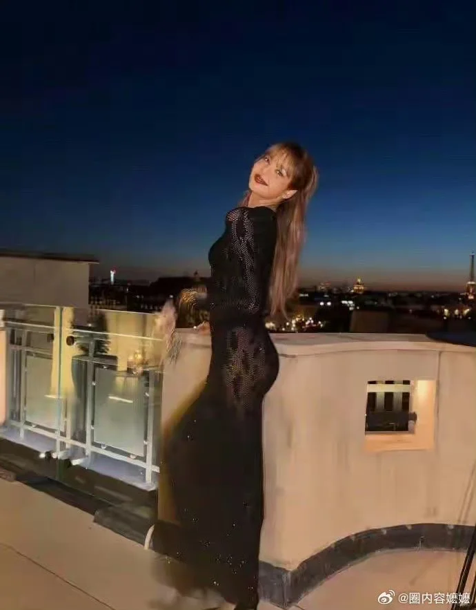 还没被Lisa这场黑色透视装杀疯！🖤