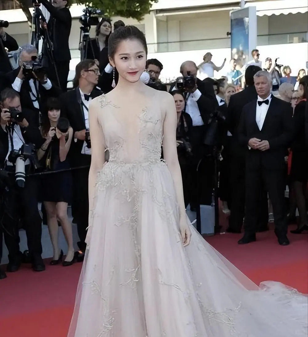 关晓彤也走上了露肉赛道，穿透视裙不遮不挡，下半身都走光了！