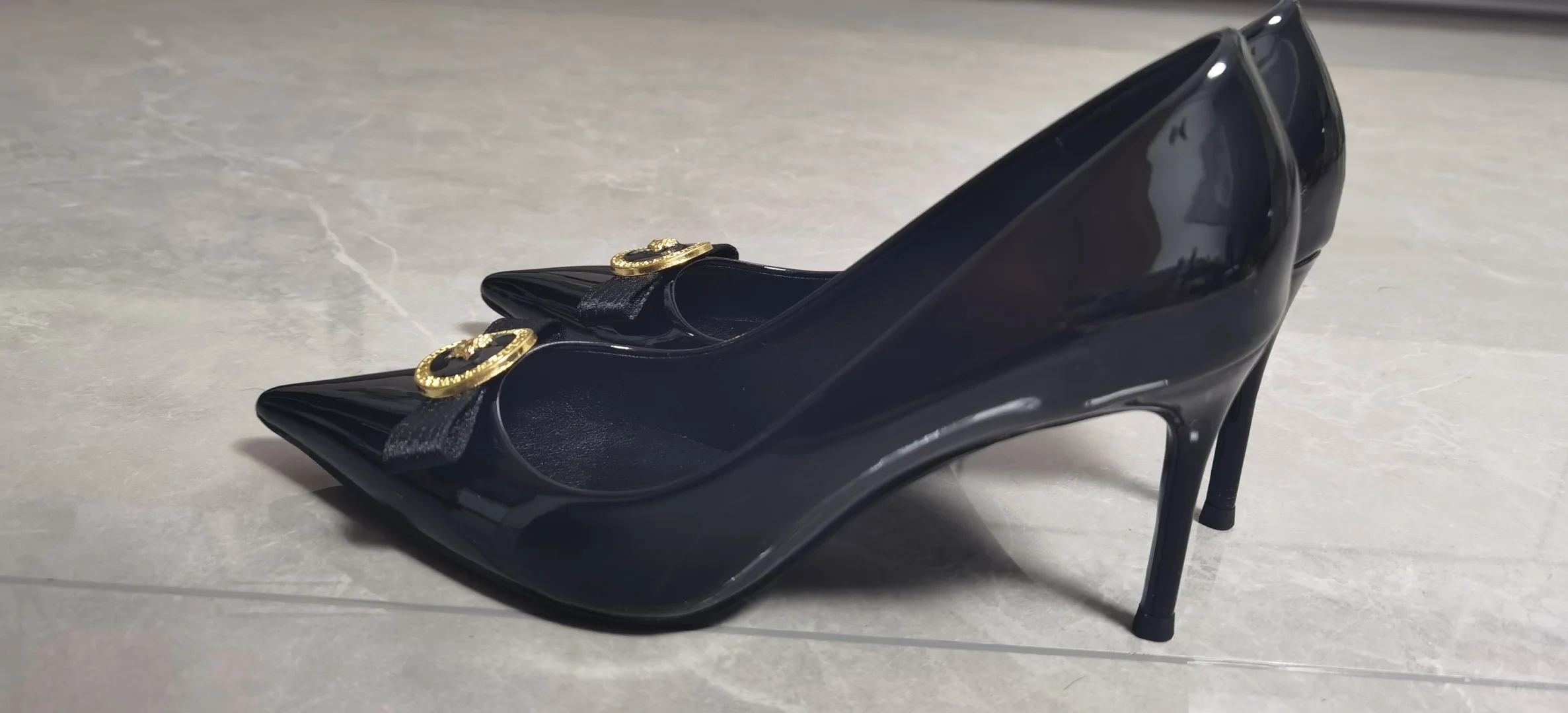 入手高跟鞋一双