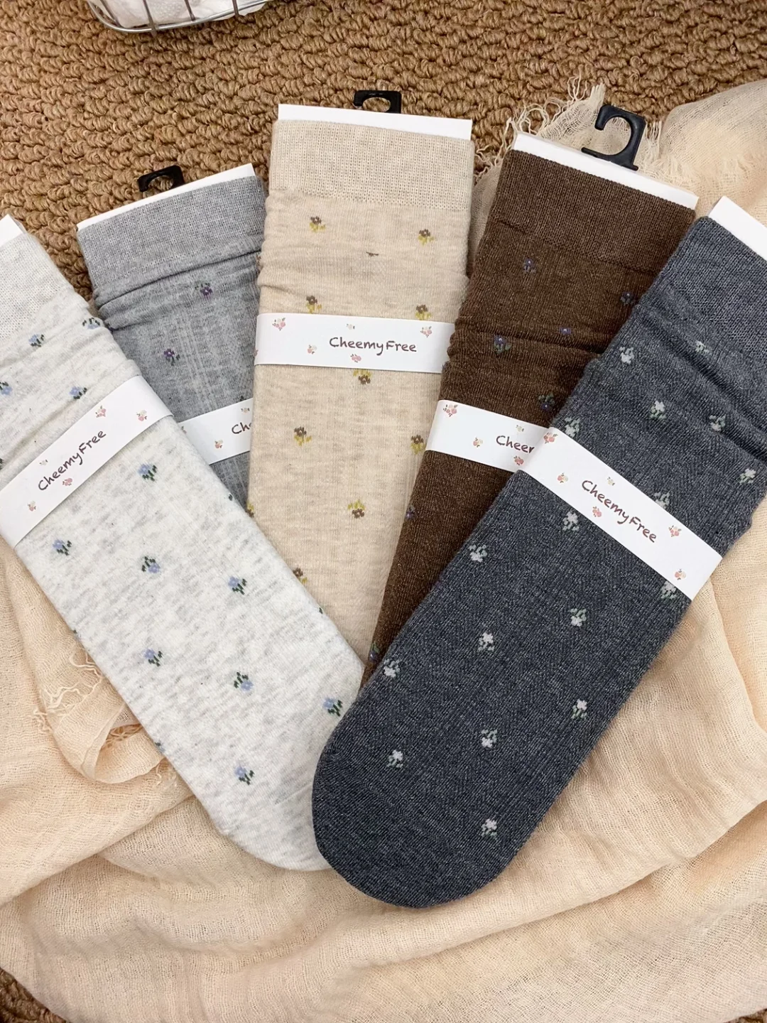 奶呼呼的碎花袜子✨好适合秋冬啊！