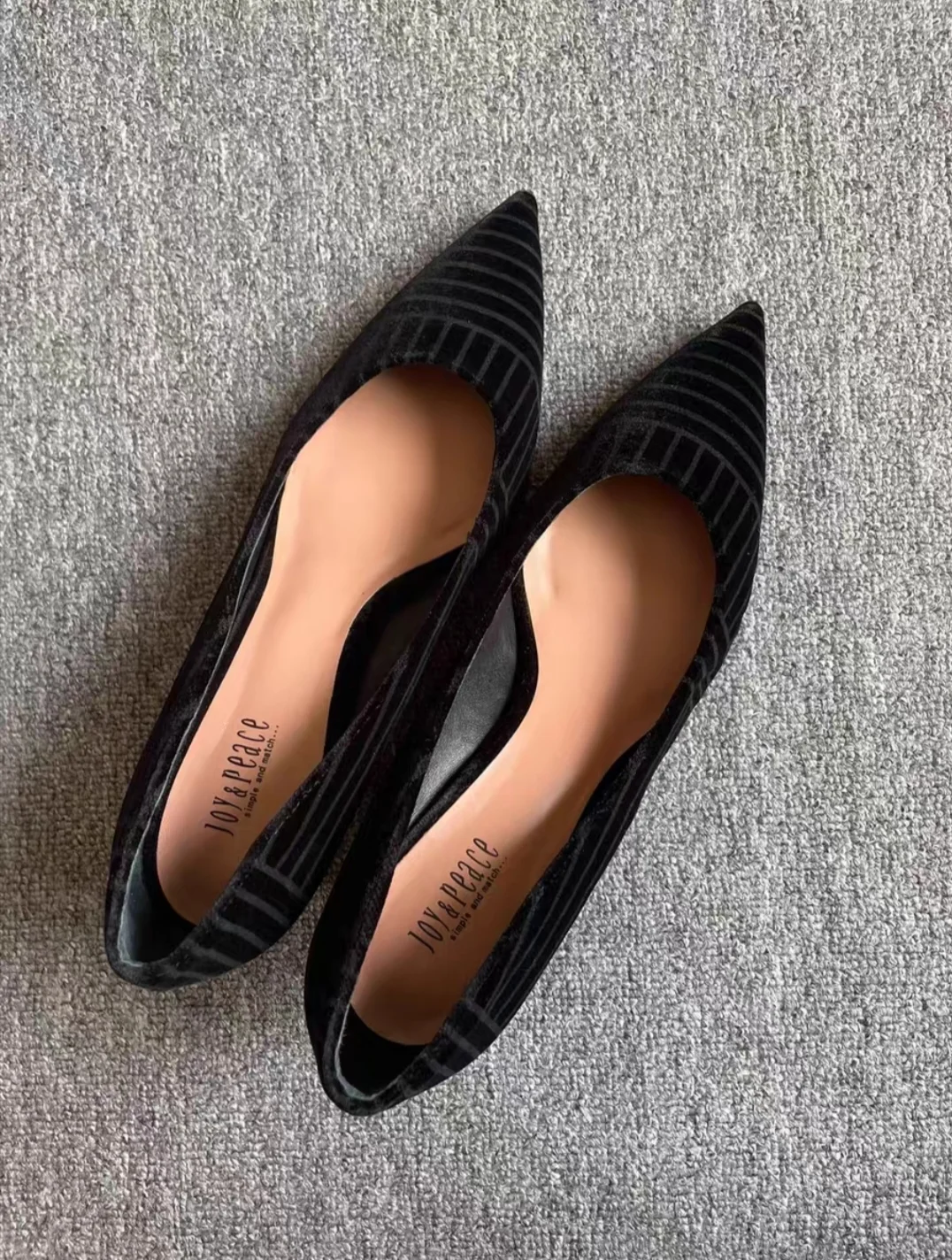 黑色丝绒尖头高跟鞋