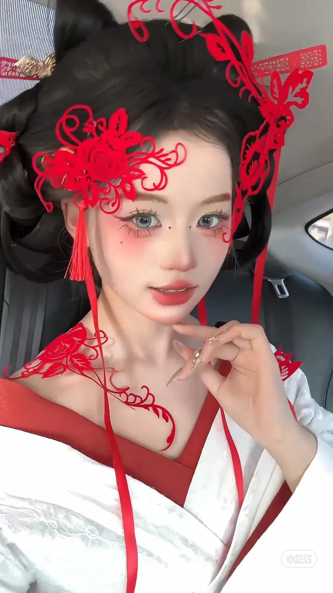 第一眼被惊艳了。好精致的剪纸和古装结合。