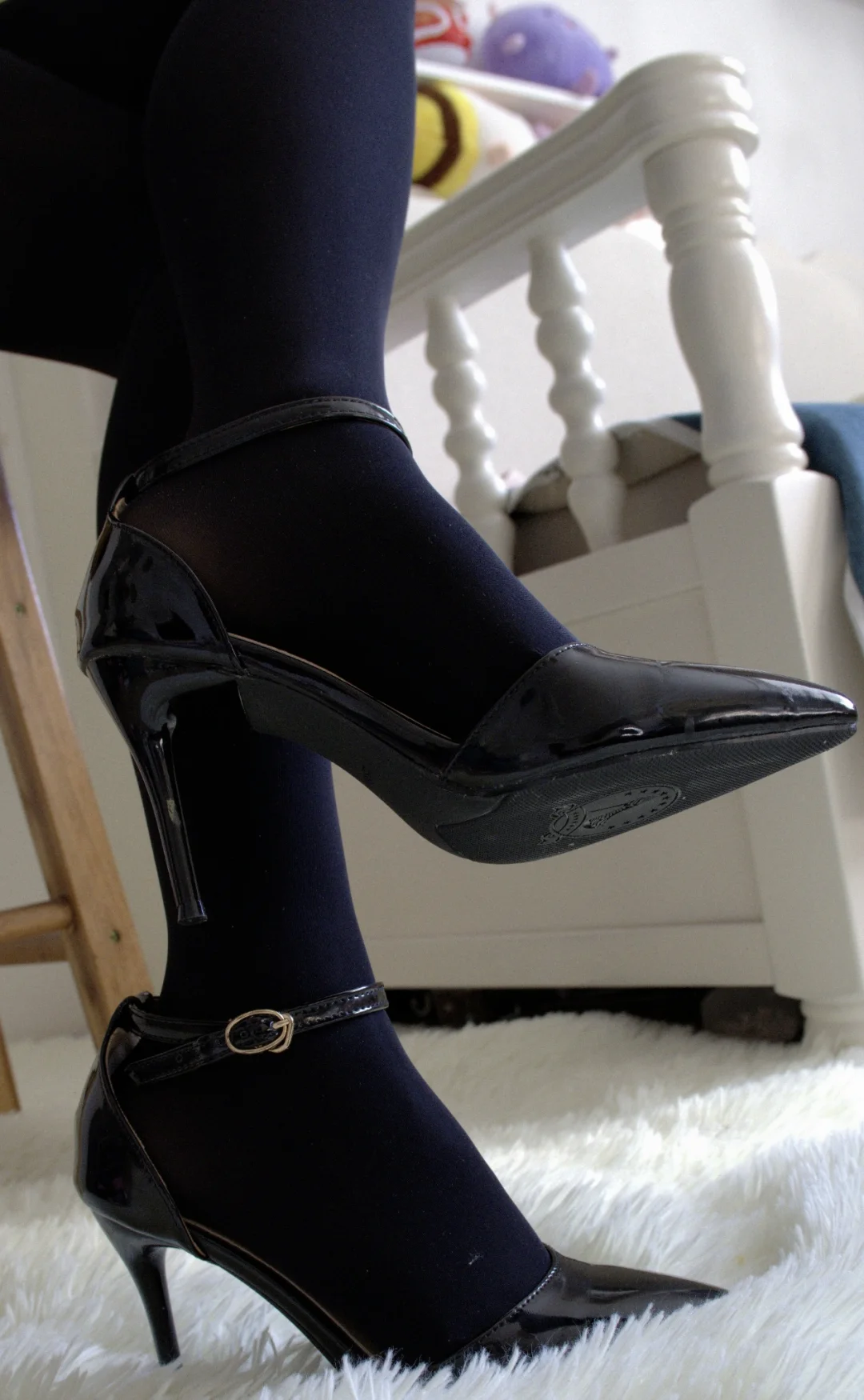 尖头高跟鞋配厚黑，有一种不顾别人s活的美