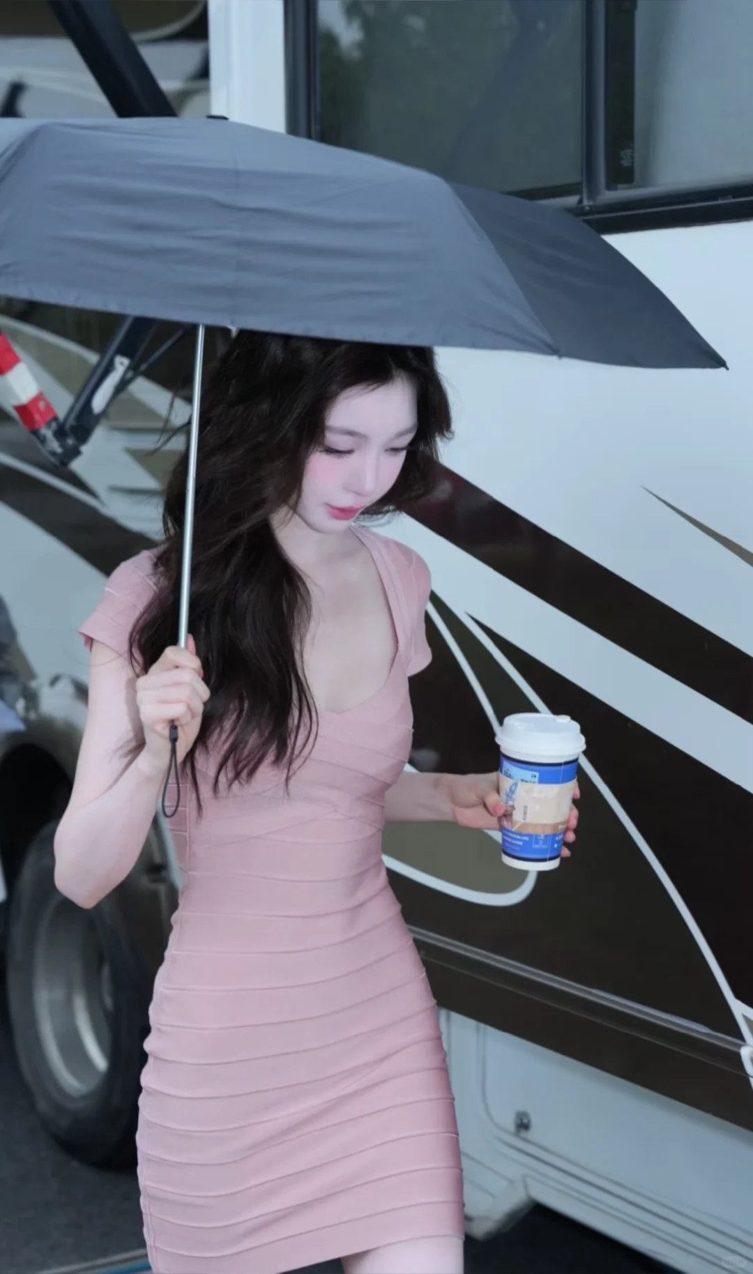 易梦玲&米兰达·可儿，粉裙look美得各有不同