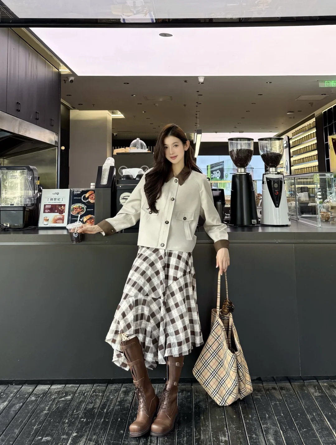 风衣穿搭不无聊 试试渔网丝袜