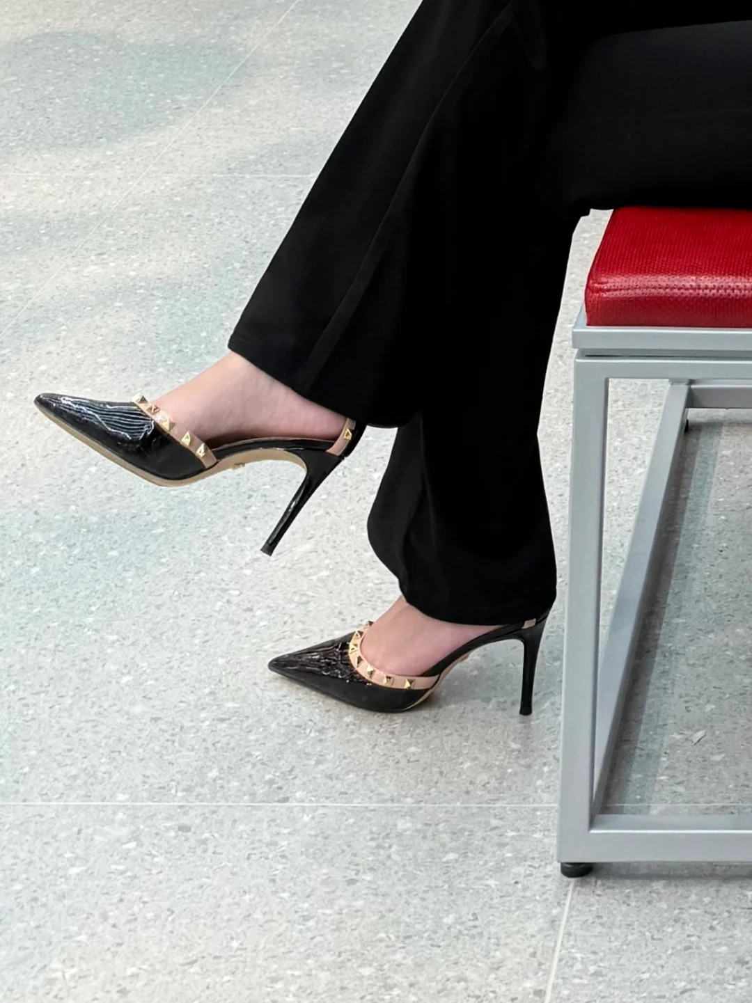 穿尖头8cm高跟鞋出门如履平地的女人