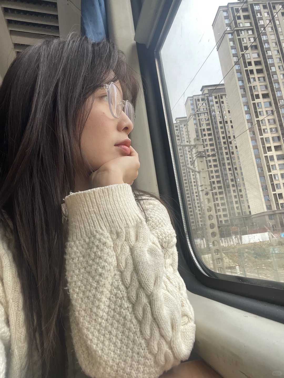 带眼镜的我也会微笑吧！