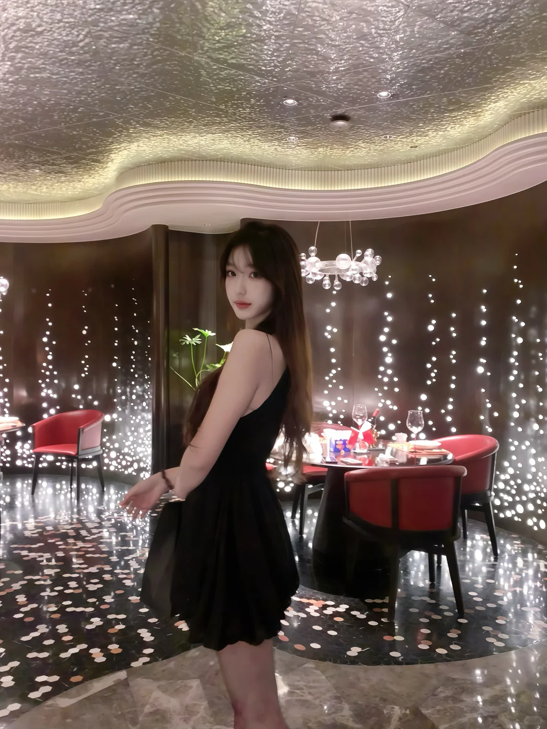 再说废话 就拿高跟鞋踩你嘴