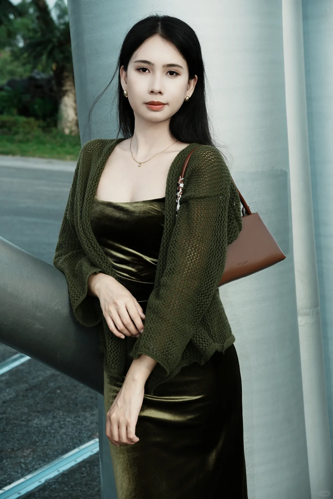 摄影日记｜工业风立柱&times;丝绒长裙