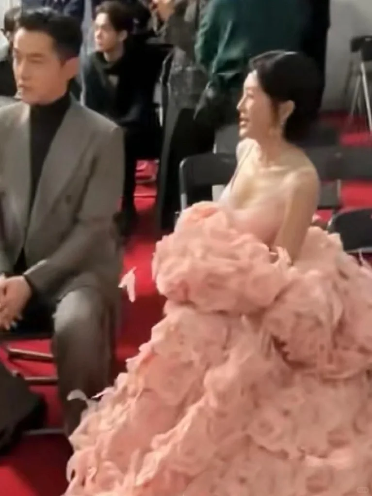 朵拉是真大🐻还是假大，明明锁骨那都