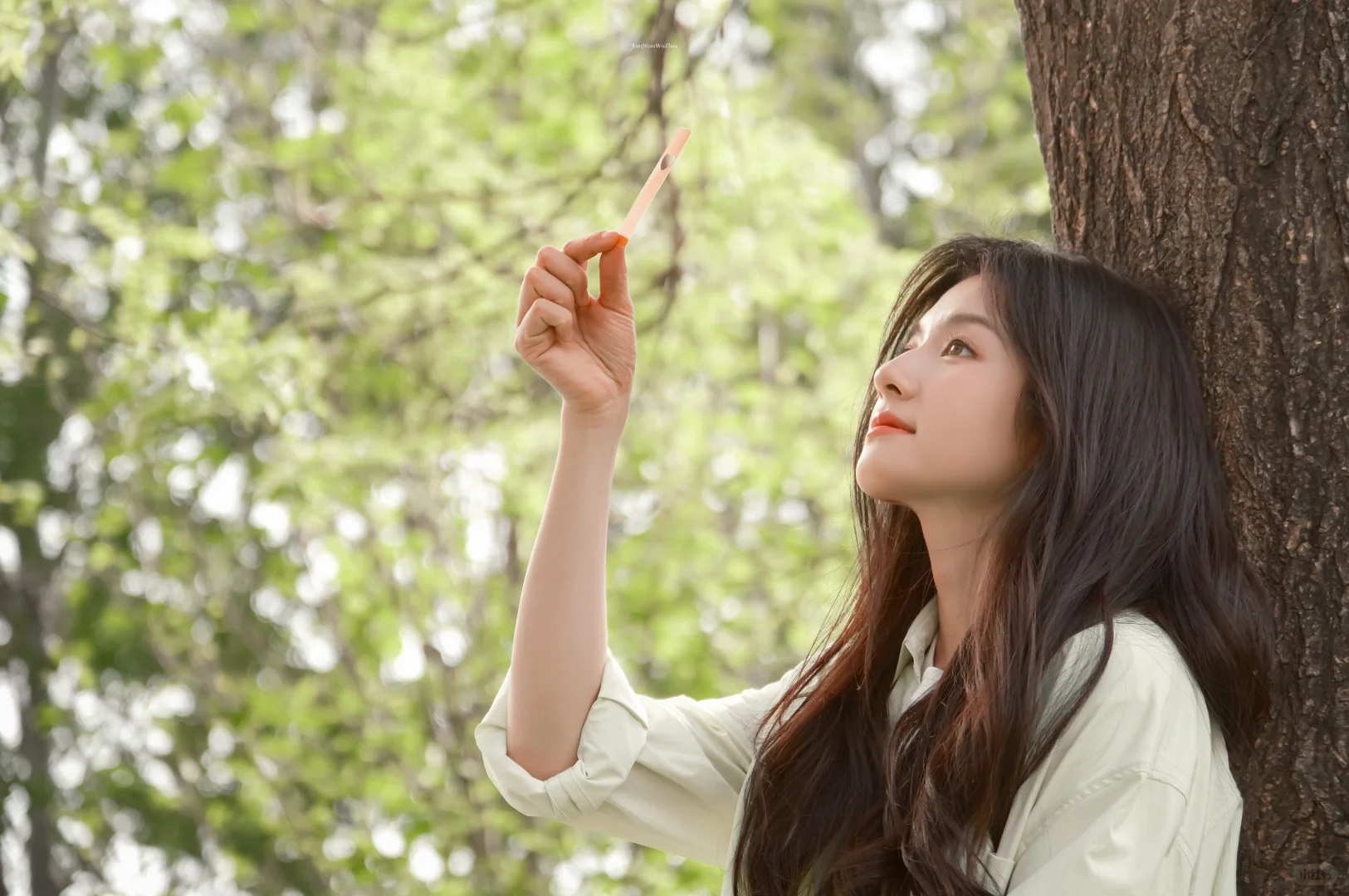 微蹙眉，居然有点性感