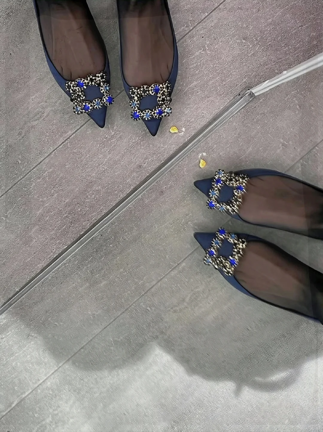 今日平底鞋配波点袜