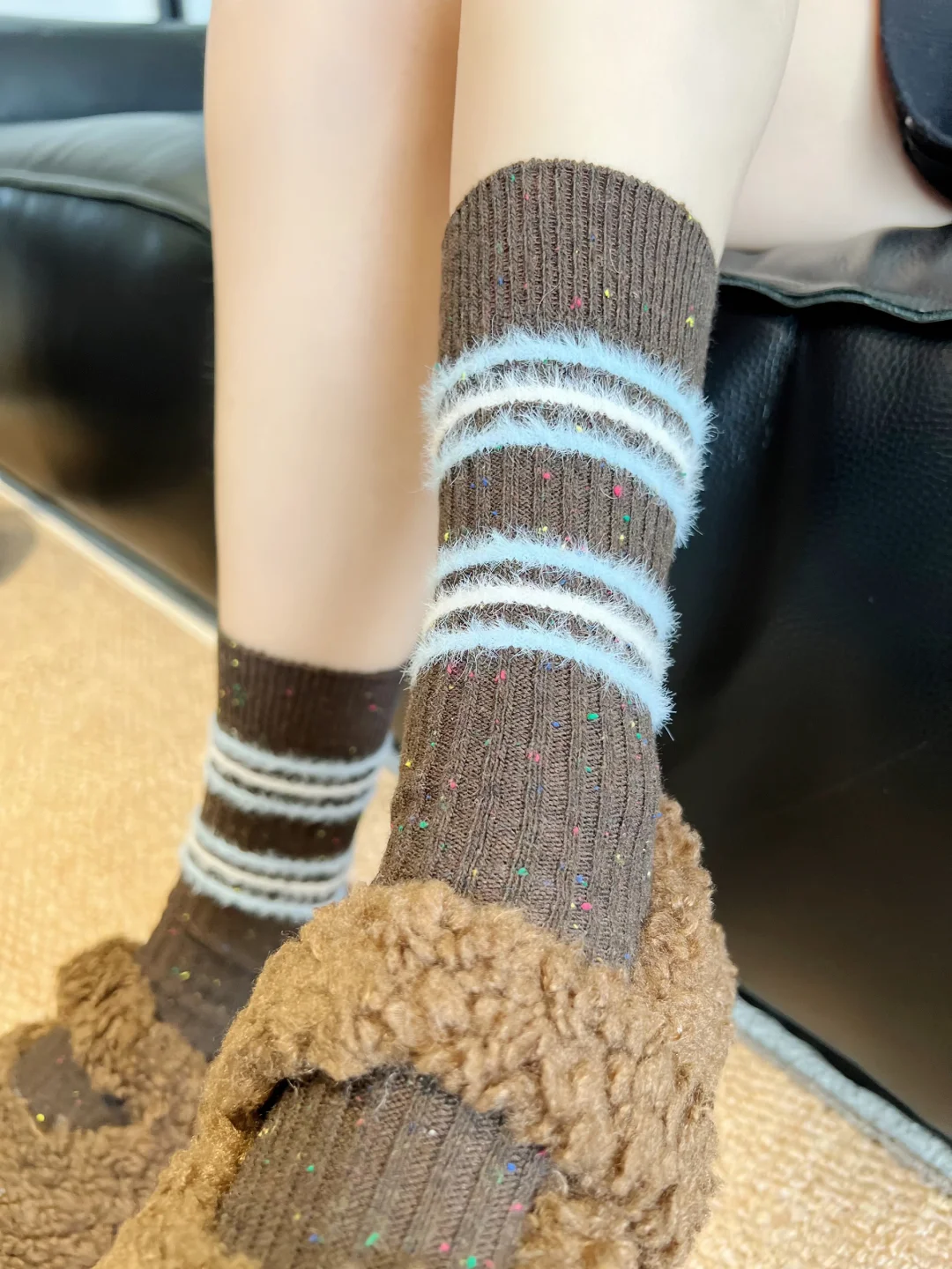 毛绒绒条纹袜也太…太好看辣！一整个韩住我了