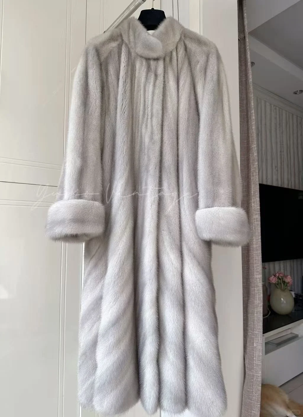 浅到近乎紫罗兰的蓝宝石到顶的中古水貂