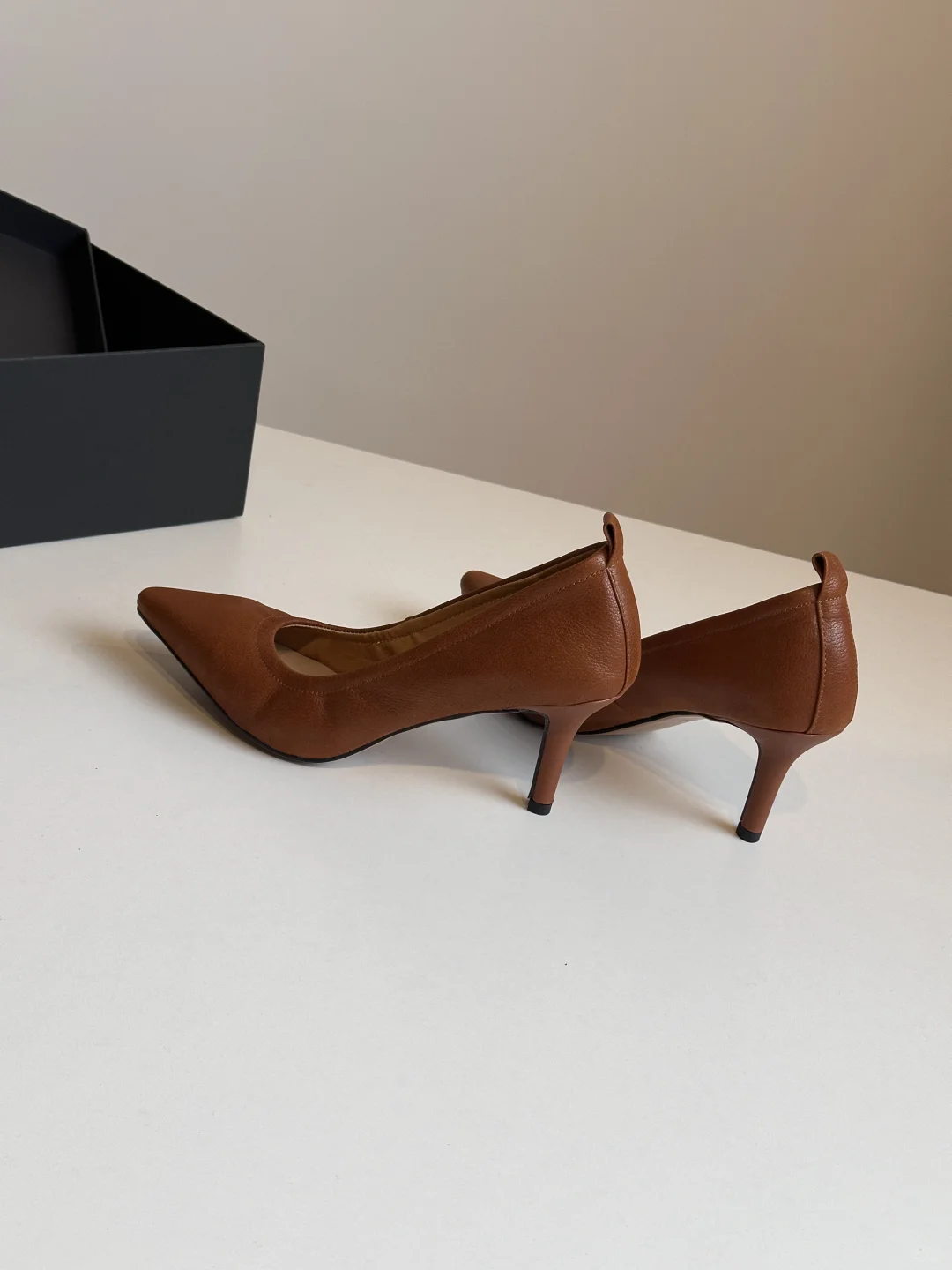 谁懂啊！这双黑色小高跟太显瘦了！