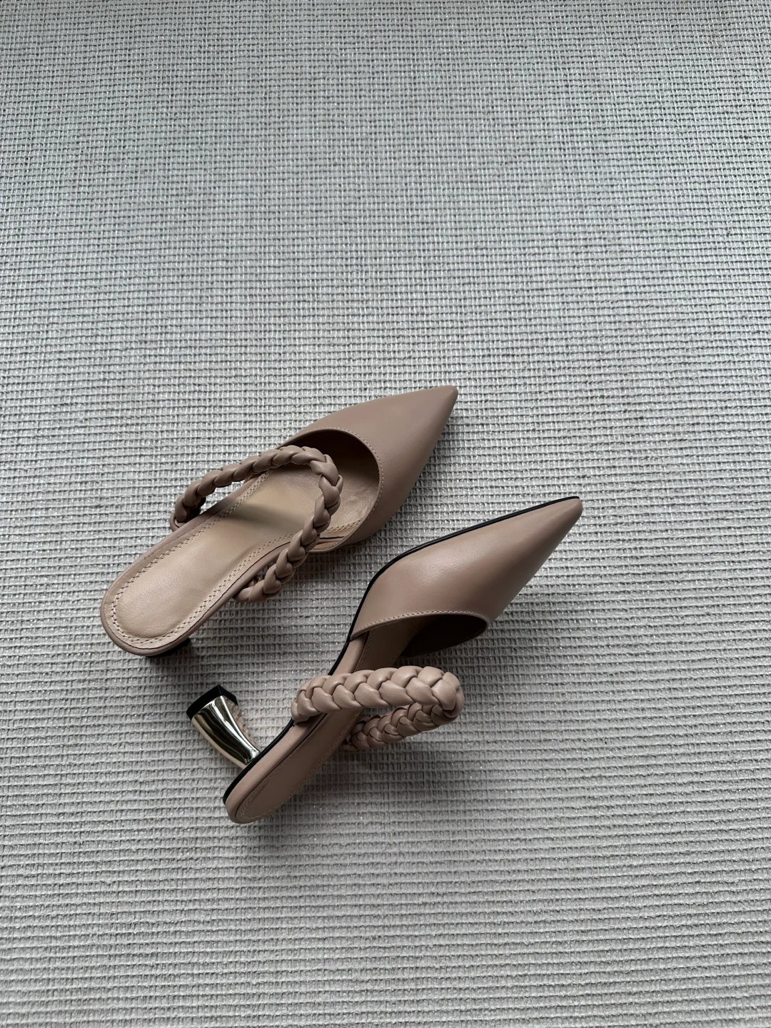 这双高跟鞋也太美了，太显腿长了