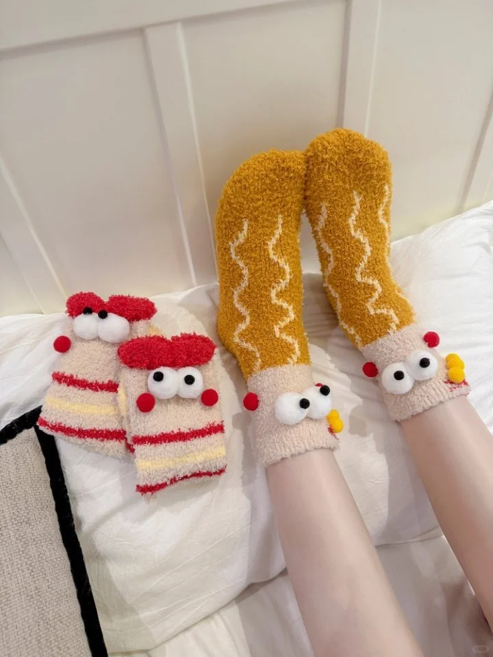 wow～袜子上有小眼睛👀一整个爱住啦！