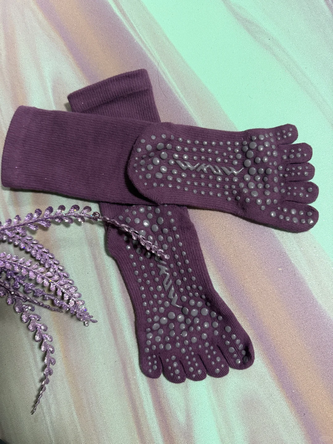 紫气东来！这双紫色瑜伽袜美到犯规💜