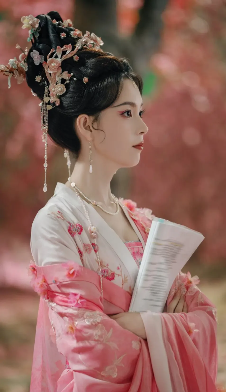 陈瑶古风扮相尽显雅致与灵动不愧是古装美人