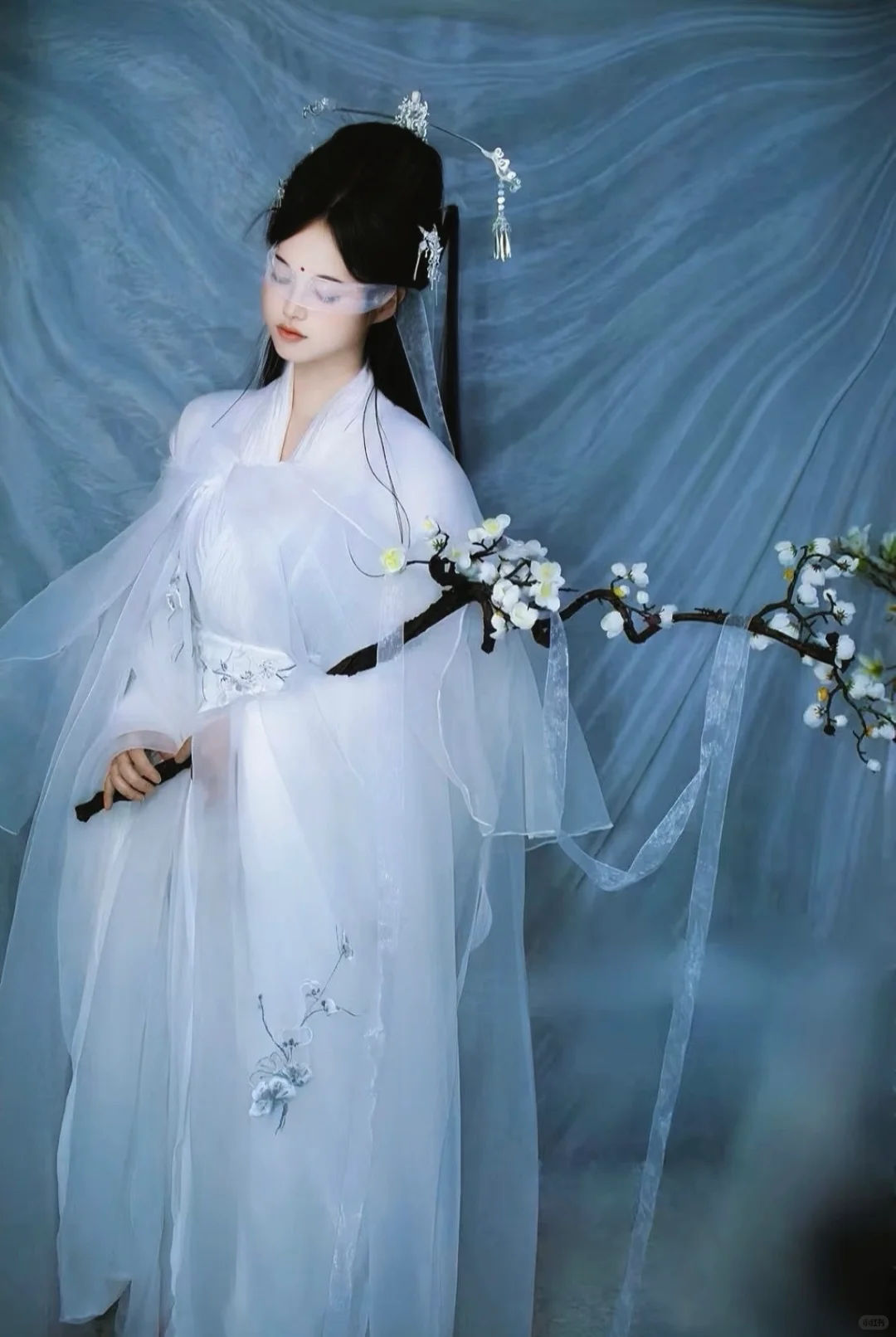 汉服小姐姐：清冷气质与古韵风情的完美融合！