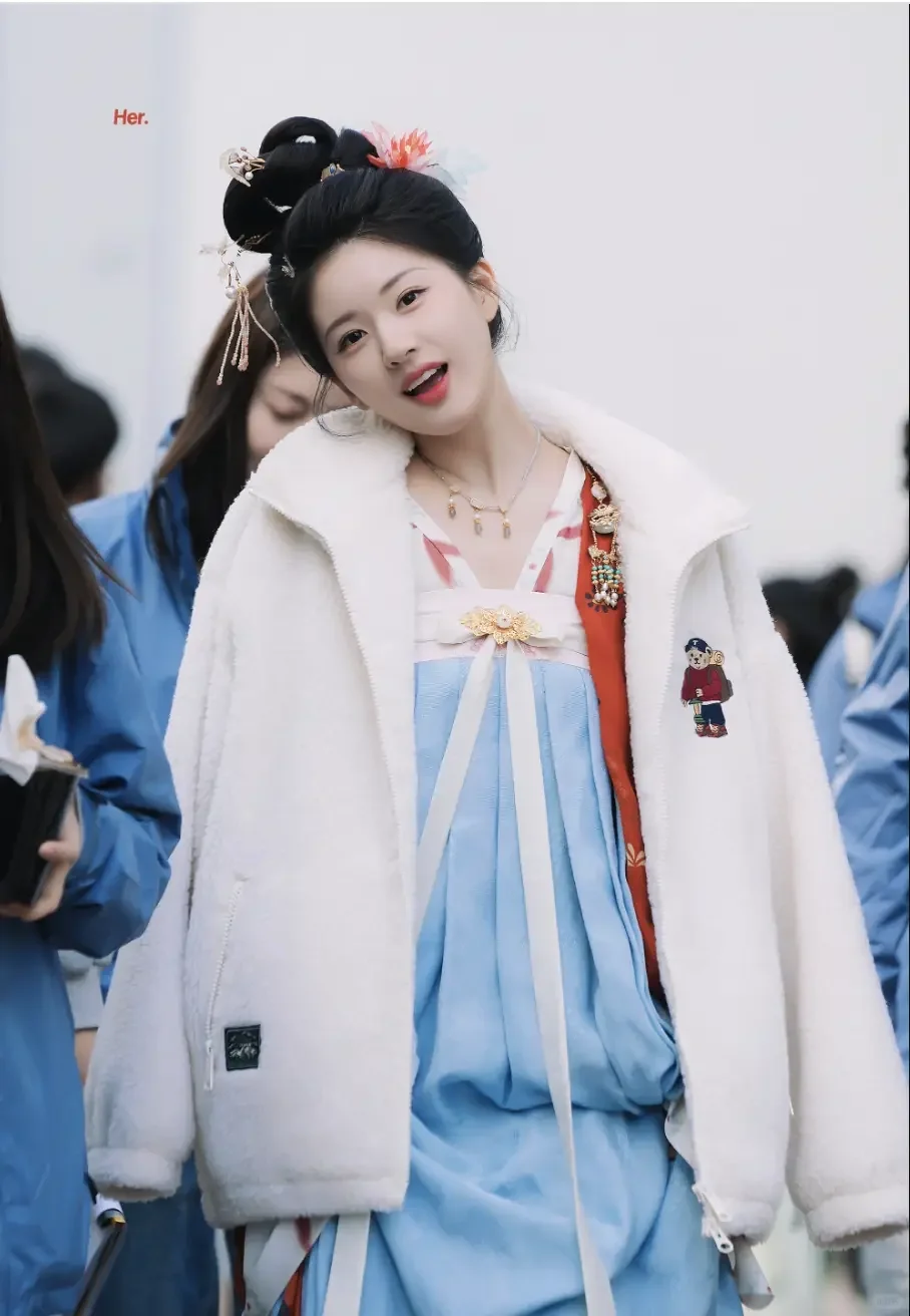 露思绝美古装照