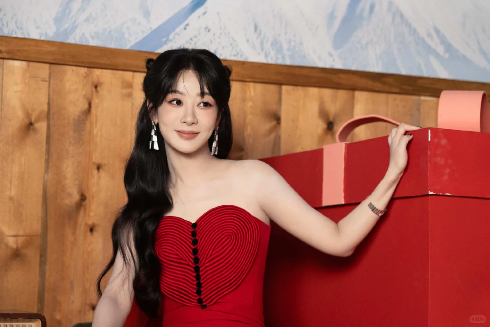 杨紫又一套生日写真释出，红色系明媚活力！