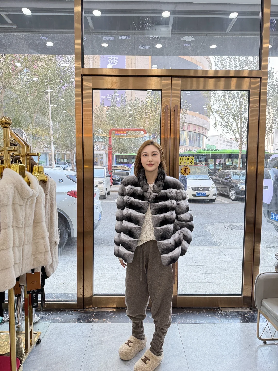 今日人设:一看就挺有💰那女的