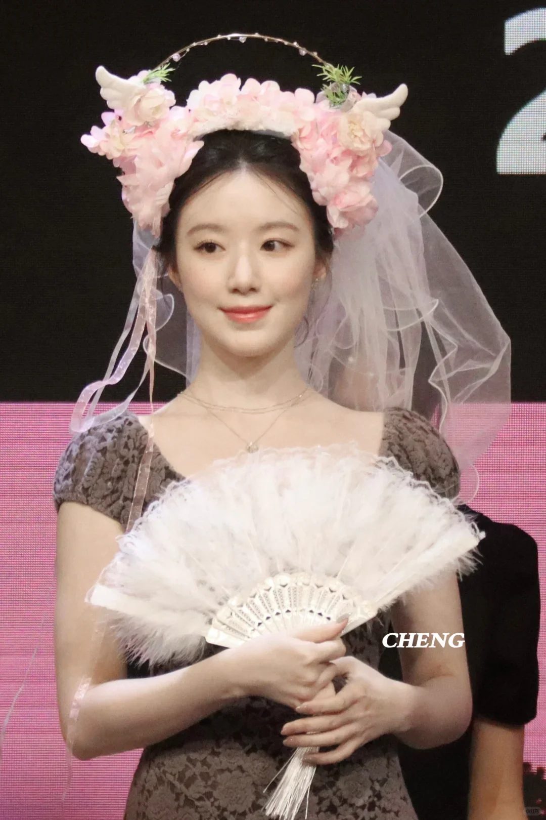 此女最近美的不像话了