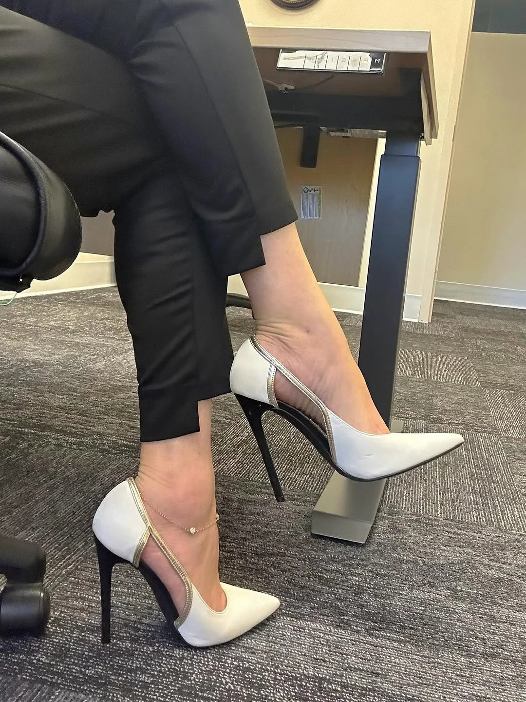 白色职场通勤高跟鞋