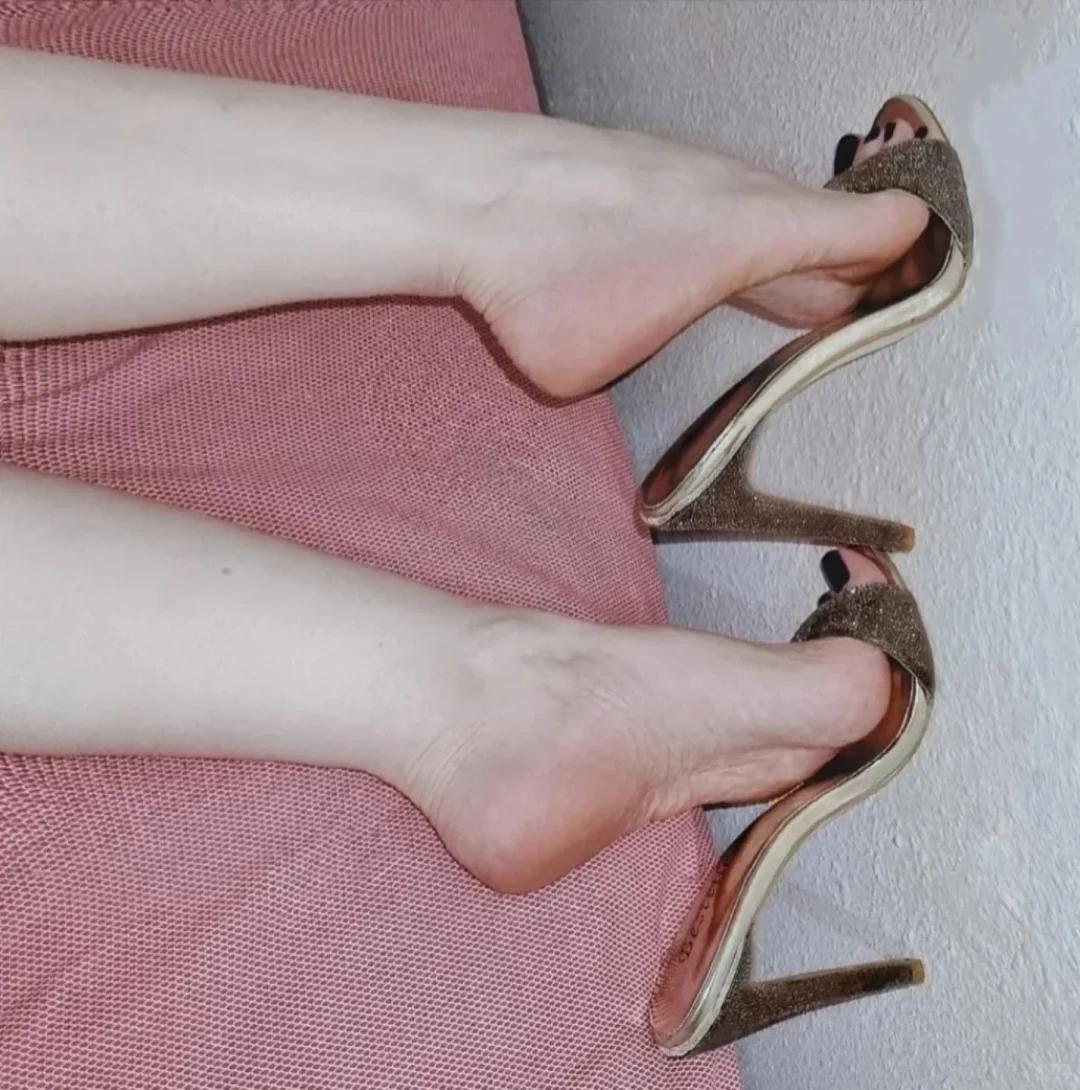 今天穿的高跟鞋有点好看