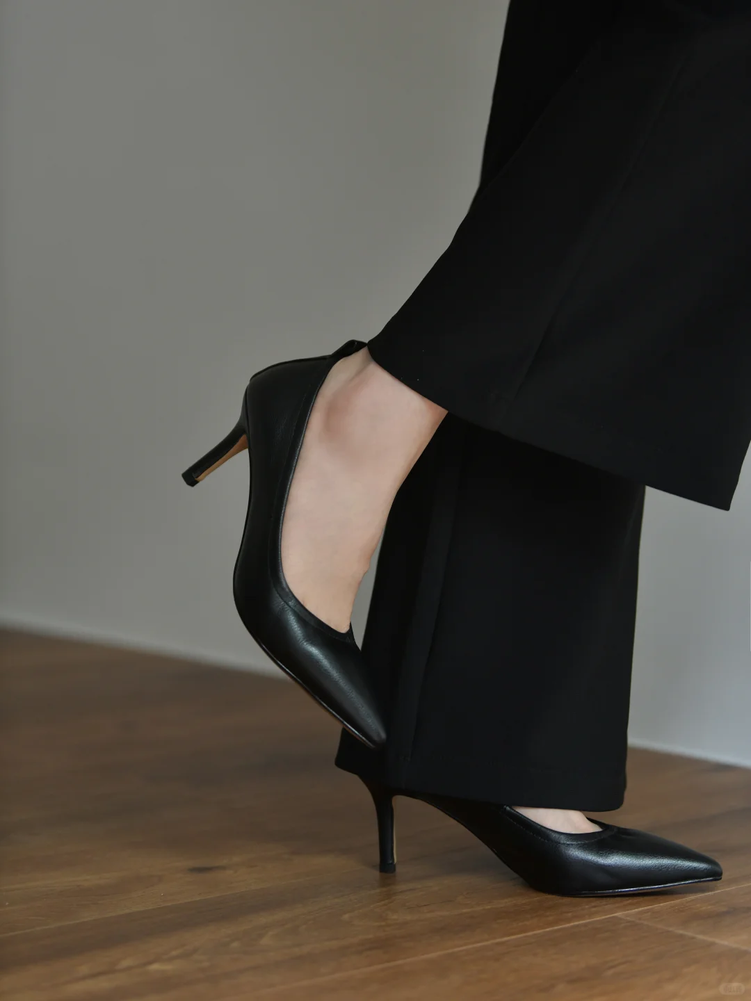 7cm细跟撑起大女主气场 | 黑白极简通勤美学