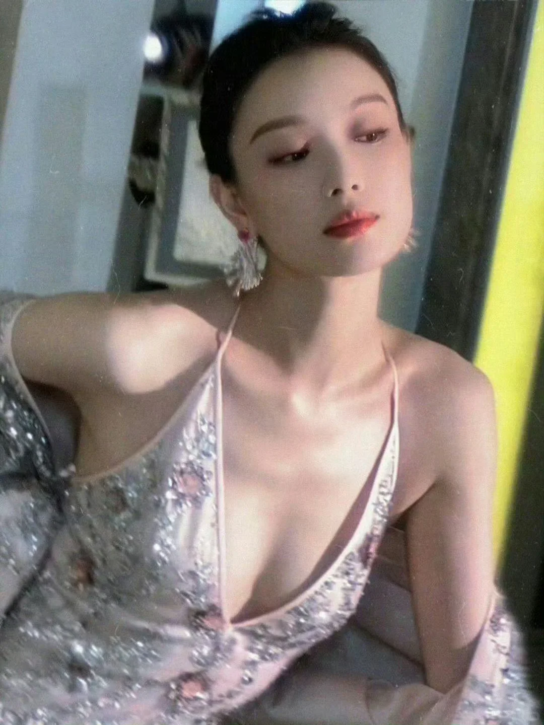 倪妮吊带裙造型生图，太美了～