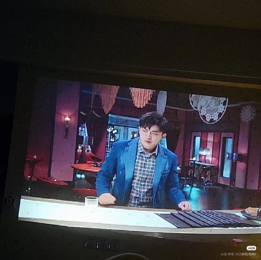 爱情公寓前四季都是张伟撑下去的吗？