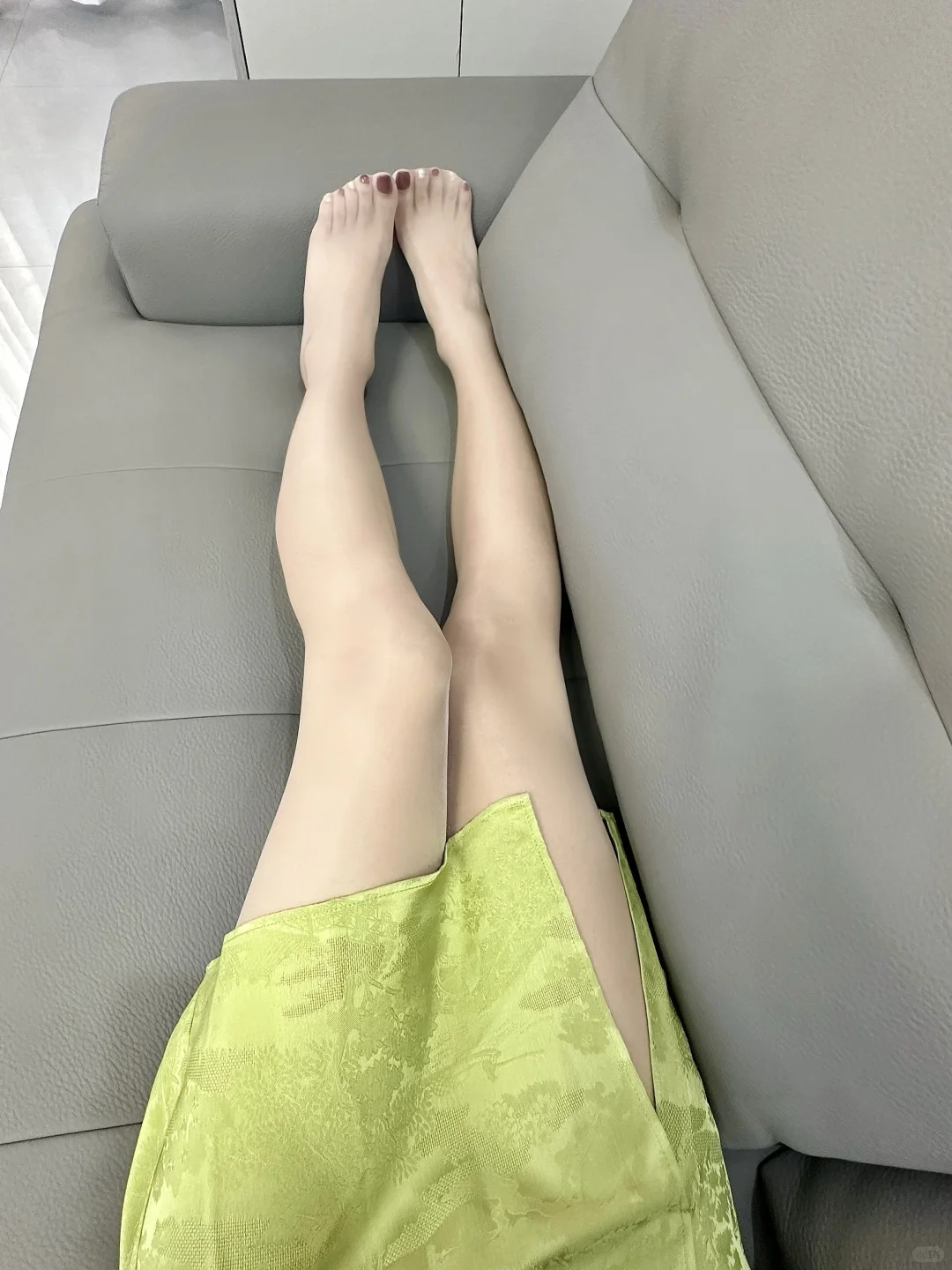 太爱啦🥰&ldquo;穿不露馅&rdquo;的隐形丝袜➕高腰开衩裙