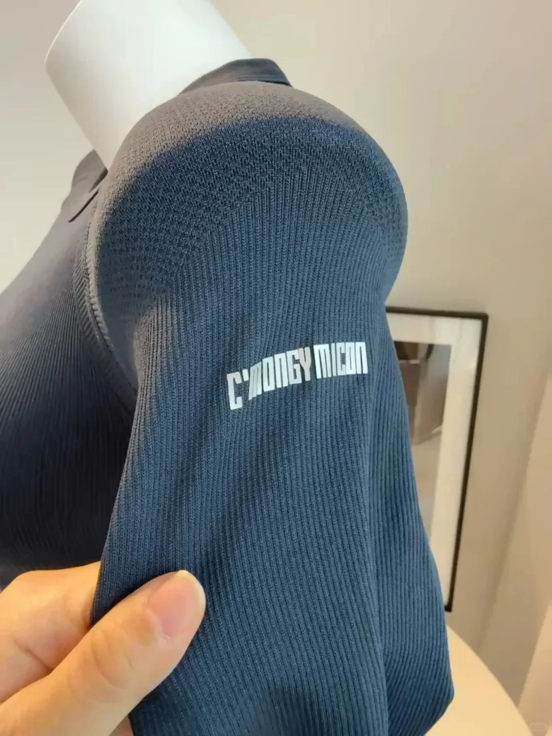 这件运动长袖t真的好显身材啊🙈🙈