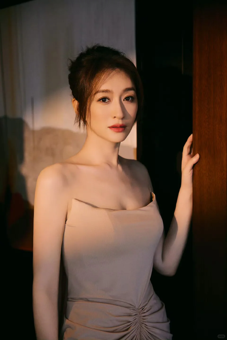 李小冉 裸色抹胸裙 裹出S曲线